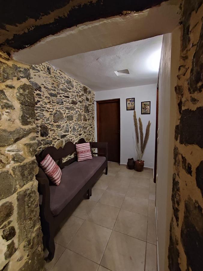 Grandma Agatha & Virginia'S Stonehouse Apartment Kefalion Bagian luar foto