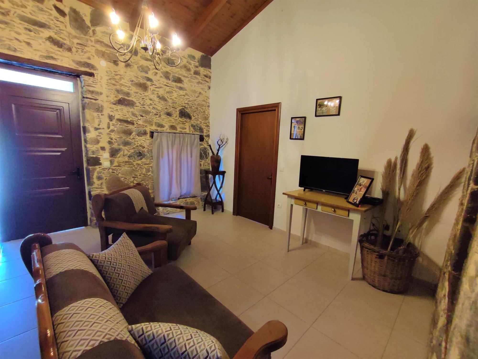 Grandma Agatha & Virginia'S Stonehouse Apartment Kefalion Ruang foto