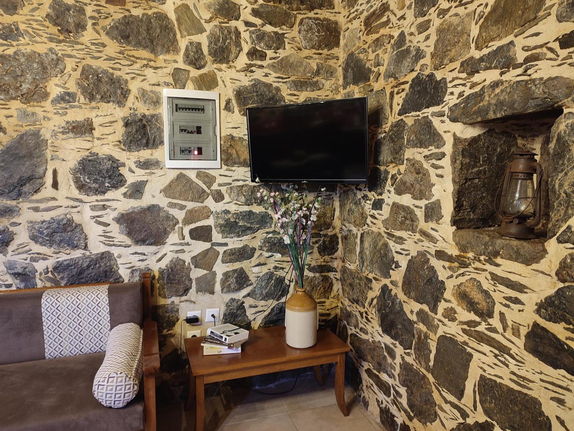 Grandma Agatha & Virginia'S Stonehouse Apartment Kefalion Ruang foto